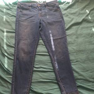 Woman’s mid rise Skinny jean